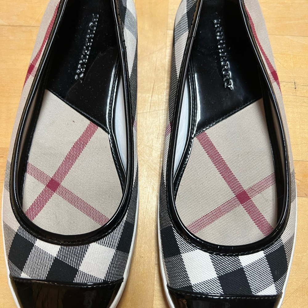 Burberry shoes. Gently used. Size 41.